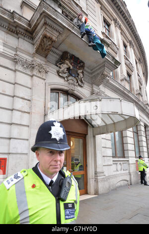 Squatters sur le balcon de Cavell House dans Charing Cross Road, centre de Londres. Des agents de police ont assisté au bâtiment à la demande de personnel de protection pour empêcher une violation de la paix. Banque D'Images