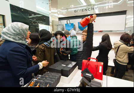 Acheteurs à Selfridges sur Oxford Street, Londres à la recherche de bonnes affaires pendant les ventes du lendemain de Noël. Banque D'Images