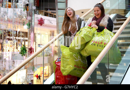 Evie Bright (11, à gauche) et Emily Welch (17) au centre commercial WestQuay de Southampton, pendant les ventes du lendemain de Noël. Banque D'Images