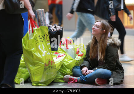 Evie Bright (11) fait une pause au centre commercial WestQuay de Southampton, pendant les ventes du lendemain de Noël. Banque D'Images