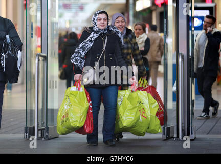 Les clients du centre commercial WestQuay de Southampton, pendant les ventes du lendemain de Noël. Banque D'Images