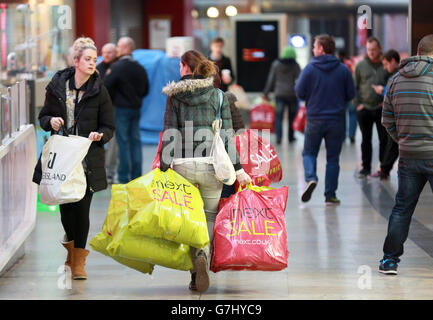 Ventes du lendemain de Noël.UTILISATION ÉDITORIALE UNIQUEMENT Shoppers au centre commercial WestQuay de Southampton, pendant les ventes du lendemain de Noël. Banque D'Images