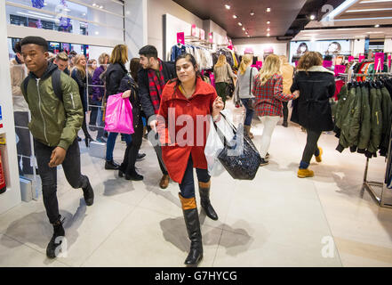 Les clients du centre commercial Oracle de Reading pendant les ventes du lendemain de Noël. Banque D'Images