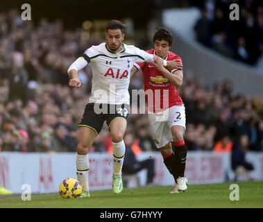 Nacer Chadli de Tottenham Hotspur lutte pour le ballon avec Rafael de Manchester United lors du match de la Barclays Premier League à White Hart Lane, Londres. Banque D'Images