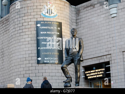 Football - Barclays Premier League - Newcastle United / Everton - St James' Park.Statue de Sir Bobby Robson à l'extérieur du parc St. James Banque D'Images