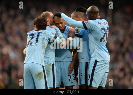 Fernandinho (au centre) de Manchester City célèbre le deuxième but de son match avec ses coéquipiers lors du match de la Barclays Premier League au Etihad Stadium de Manchester. Banque D'Images