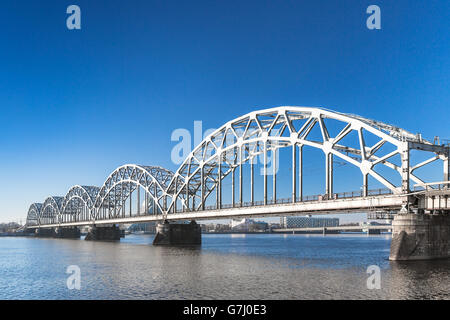 Vue sur le pont de chemin de fer au-dessus de la Daugava Riga, Lettonie Banque D'Images