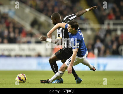 Papiss Demba Cisse de Newcastle United (à gauche) et Gareth Barry d'Everton en action pendant le match de la Barclays Premier League à St. James Park, Newcastle. APPUYEZ SUR ASSOCIATION photo. Date de la photo: Dimanche 28 décembre 2014. Voir PA Story FOOTBALL Newcastle. Le crédit photo devrait indiquer Owen Humphreys/PA Wire. . . Banque D'Images