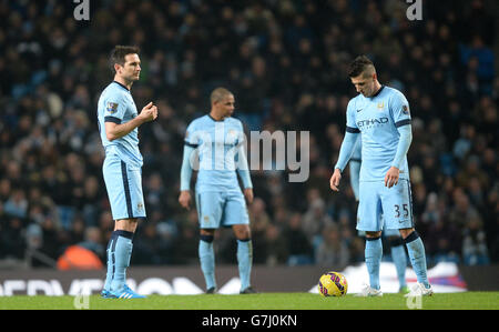 Les joueurs de Manchester City Frank Lampard (à gauche) et Steven Jovetic (à droite) se sont abattus après le score de Burnley lors du match de la Barclays Premier League au Etihad Stadium, Manchester. Banque D'Images