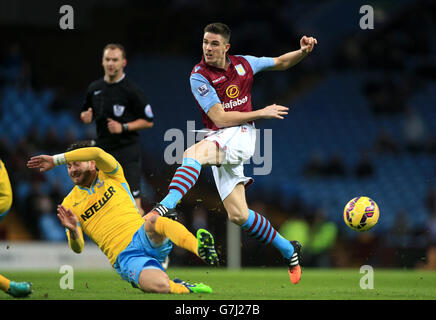 Joel Ward du Crystal Palace (à gauche) plonge pour faire le bloc comme Ciaran Clark d'Aston Villa a tourné pendant le match de la Barclays Premier League à Villa Park, Birmingham. Banque D'Images