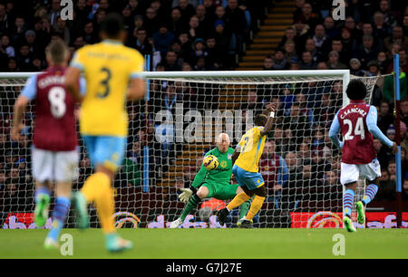 Le Yannick Bolasie du Crystal Palace tire à but, mais le gardien de but d'Aston Villa Brad Guzan économise pendant le match de la Barclays Premier League à Villa Park, Birmingham. Banque D'Images