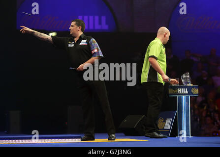 Gary Anderson lance lors de son match contre Michael van Gerwen lors du championnat du monde des fléchettes William Hill à Alexandra Palace, Londres. Banque D'Images