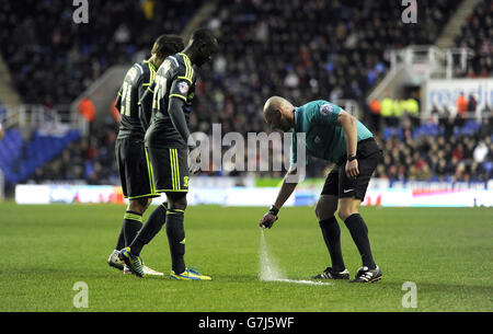 Arbitre Charles Breakspear utilise un spray de fuite pour marquer le Distance pour les joueurs de Middlesbrough pendant un coup libre Banque D'Images