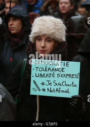 Les membres du public lors d'un rassemblement « Je suis Charlie » devant la salle de concert royale de Glasgow, dans un spectacle de solidarité, alors que des dizaines de dirigeants du monde ont mené une marche provocante à travers Paris, en France, à la suite des attaques terroristes. Banque D'Images