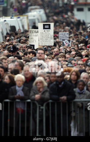 Les membres du public attendent sur une route secondaire pour rejoindre la marche de défi à travers Paris, en France, à la suite des attentats terroristes. Banque D'Images