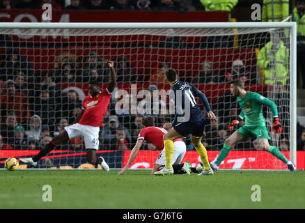 Football - Barclays Premier League - Manchester United / Southampton - Old Trafford.Dusan Tadic, de Southampton, marque le premier but du match. Banque D'Images