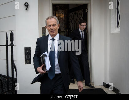 L'ancien Premier ministre Tony Blair quitte son bureau dans le centre de Londres pour répondre aux questions posées lors de l'enquête parlementaire sur les lettres « on the Runs » (OTRS) et sur l'accord qu'il a conclu avec Sinn Fein pour assurer la paix en Irlande du Nord. Banque D'Images