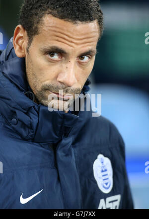 Soccer - Barclays Premier League - Everton / Queens Park Rangers - Goodison Park. Rio Ferdinand des Queens Park Rangers dans le dugout Banque D'Images