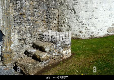 Old Stone bloc de montage à l'extérieur Oxwich Château Péninsule de Gower Wales Banque D'Images