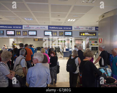 De longues lignes d'arrivée dans un aéroport espagnol ( Reina Sofia), les touristes sur leur chemin à la maison d'une maison de vacances à Tenerife Espagne Banque D'Images