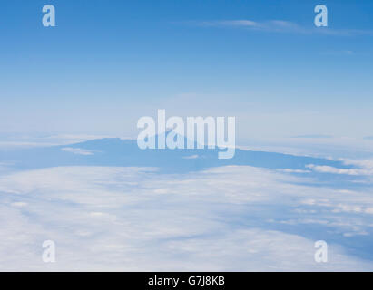 Tenerife avec le Mont Teide en bleu et blanc voilé vu de l'approche d'un plan de départ / Banque D'Images