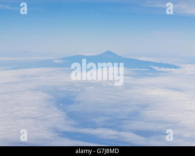 Tenerife avec le Mont Teide en bleu et blanc voilé vu de l'approche d'un plan de départ / Banque D'Images