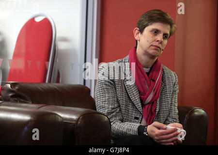 L'évêque nouvellement nommé Libby Lane, lors d'une visite au YMCA de Crewe, le jour où l'Église d'Angleterre a annoncé qu'elle avait été nommée première femme évêque. Banque D'Images