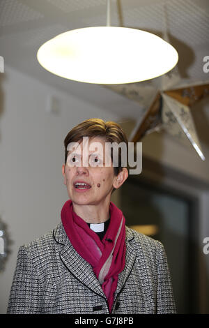 L'évêque nouvellement nommé Libby Lane, lors d'une visite au YMCA de Crewe, le jour où l'Église d'Angleterre a annoncé qu'elle avait été nommée première femme évêque. Banque D'Images