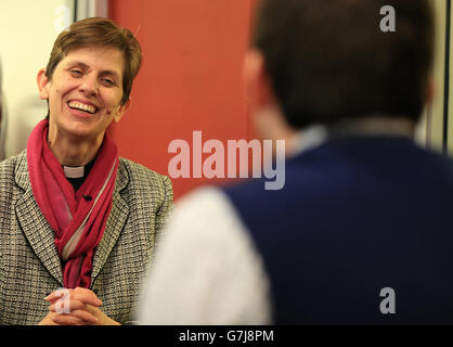 L'évêque nouvellement nommé Libby Lane, lors d'une visite au YMCA de Crewe, le jour où l'Église d'Angleterre a annoncé qu'elle avait été nommée première femme évêque. Banque D'Images