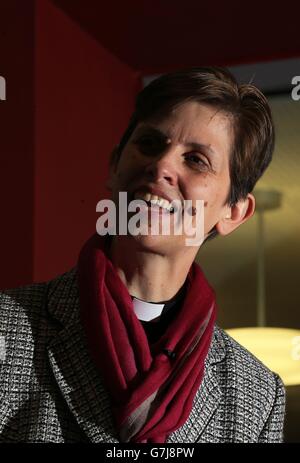 L'évêque nouvellement nommé Libby Lane, lors d'une visite au YMCA de Crewe, le jour où l'Église d'Angleterre a annoncé qu'elle avait été nommée première femme évêque. Banque D'Images