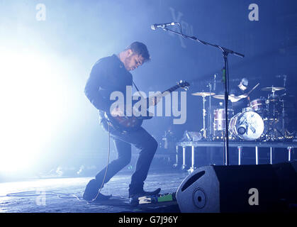 Mike Kerr et Ben Thatcher de Royal Blood vivent au XFM Winter Wonderland à l'O2 Academy de Brixton, Londres. APPUYEZ SUR ASSOCIATION photo. Date de la photo: Mercredi 17 décembre 2014. Voir l'histoire de PA SHOWBIZ XFM. Le crédit photo doit être lu : Jonathan Brady/PA Wire Banque D'Images