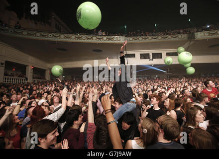 Les membres du public jouent avec les ballons Mountain Dew au XFM Winter Wonderland à l'O2 Academy de Brixton, Londres. APPUYEZ SUR ASSOCIATION photo. Date de la photo: Mercredi 17 décembre 2014. Voir l'histoire de PA SHOWBIZ XFM. Le crédit photo doit être lu : Jonathan Brady/PA Wire Banque D'Images