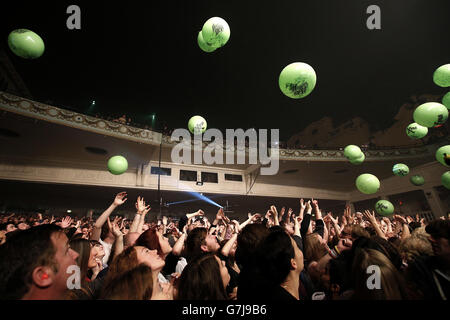 Les membres du public jouent avec des ballons XFM au XFM Winter Wonderland à l'O2 Academy de Brixton, Londres. APPUYEZ SUR ASSOCIATION photo. Date de la photo: Mercredi 17 décembre 2014. Voir l'histoire de PA SHOWBIZ XFM. Le crédit photo doit être lu : Jonathan Brady/PA Wire Banque D'Images