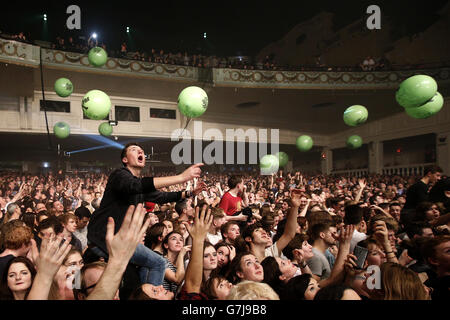 Les membres du public jouent avec des ballons XFM au XFM Winter Wonderland à l'O2 Academy de Brixton, Londres. APPUYEZ SUR ASSOCIATION photo. Date de la photo: Mercredi 17 décembre 2014. Voir l'histoire de PA SHOWBIZ XFM. Le crédit photo doit être lu : Jonathan Brady/PA Wire Banque D'Images