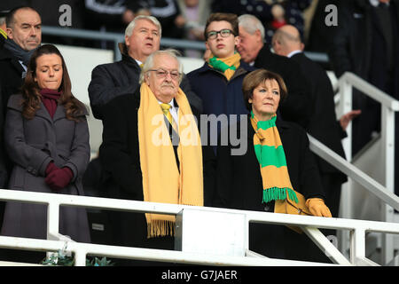 Norwich City détient des parts majoritaires Delia Smith (à droite) et Michael Wynn-Jones (au centre) lors du match du championnat Sky Bet au stade iPro, Derby. Banque D'Images