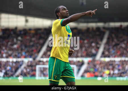 Cameron Jerome, de Norwich City, célèbre l'égaliseur de notation de ses côtés lors du match du championnat Sky Bet au stade iPro, Derby. Banque D'Images