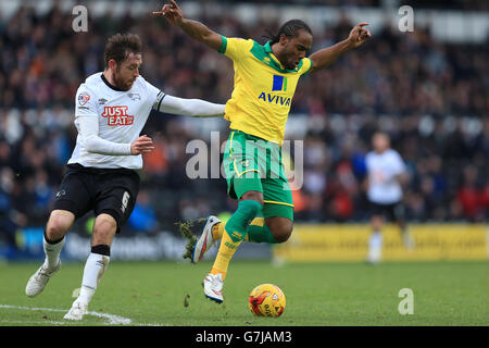 Cameron Jerome (à droite) de Norwich City et Richard Keogh (à gauche) du comté de Derby se battent pour le ballon lors du match du championnat Sky Bet au stade iPro, Derby. Banque D'Images