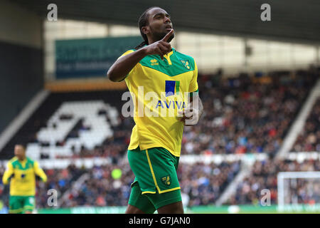 Cameron Jerome de Norwich City célèbre son premier but lors du match du championnat Sky Bet au stade iPro, Derby. Banque D'Images