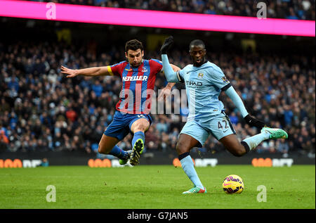 Yaya Toure de Manchester City (à droite) marque son troisième but du match de la Barclays Premier League au Etihad Stadium de Manchester. Banque D'Images