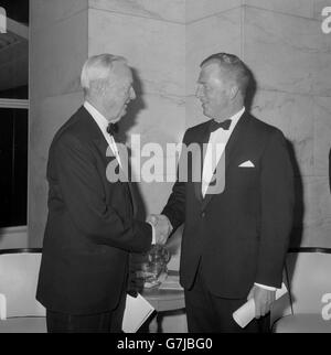 M. John Freeman (r), ambassadeur britannique désigné aux États-Unis (r) avec David Bruce, ambassadeur des États-Unis en Grande-Bretagne (l) au dîner de la Pilgrim's Society tenu à l'hôtel Savoy de Londres. La Pilgrim Society, une bourse anglo-américaine, a été établie en 1902. John Freeman a déclaré la nuit que la bourse était bien trop précieuse pour la vie et le peuple de Grande-Bretagne pour être considérée comme acquise. Banque D'Images