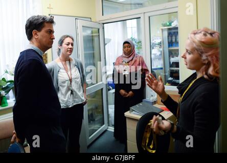 Ed Miliband, chef de file syndical, rencontre les résidents et le personnel du projet Marylebone à Londres. Banque D'Images