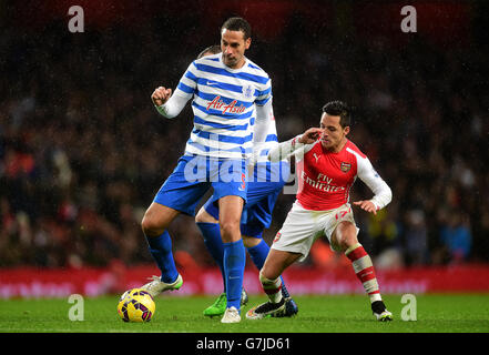 Rio Ferdinand (à gauche) des Queens Park Rangers et Alexis Sanchez d'Arsenal en action lors du match de la Barclays Premier League au stade Emirates, Londres. Banque D'Images