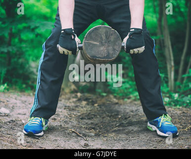 Journal de l'homme dans la forêt. Banque D'Images