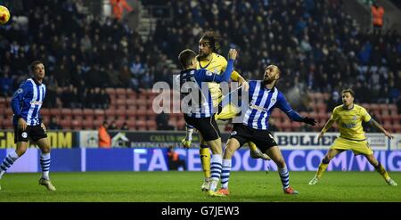 Atdhe Nuhiu, de Sheffield Wednesday, marque le premier but de ses équipes après Ivan Ramis (à droite) de Wigan Atheltic et Rob Kiernan (à gauche), lors du match du championnat Sky Bet au stade DW de Wigan. Banque D'Images