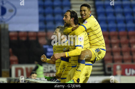 Atdhe Nuhiu, de Sheffield Wednesday, célèbre le premier but de son équipe contre Wigan Atheltic, lors du match du championnat Sky Bet au stade DW de Wigan. Banque D'Images