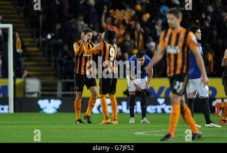 Nikica Jelavic de Hull City célèbre avec Abel Hernandez le deuxième but de son côté lors du match de la Barclays Premier League au KC Stadium, à Hull. Banque D'Images