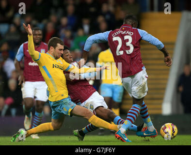 James McArthur, du Crystal Palace (à gauche), plonge pour faire un défi, car Aston Villa's Aly Cissokho (à droite) a un coup de feu sur le but pendant le match de la Barclays Premier League à Villa Park, Birmingham. Banque D'Images