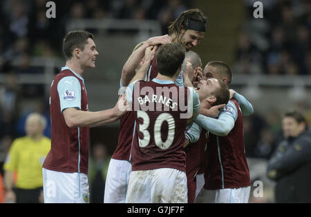 George Boyd de Burnley célèbre son but avec ses coéquipiers lors du match de la Barclays Premier League à St James' Park, Newcastle. Banque D'Images