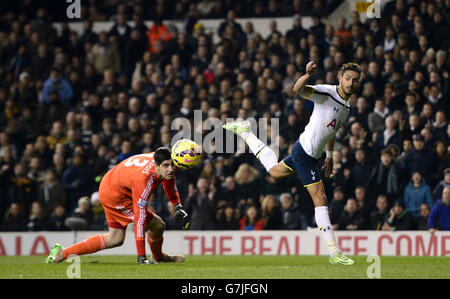 Nacer Chadli, de Tottenham Hotspur, a tenté son but lors du match de la Barclays Premier League à White Hart Lane, Londres. Banque D'Images