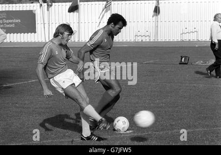 Les champions de boxe John H. Stracey (l), champion britannique et européen de poids-lourd et John Conteh (champion britannique, Commonwealth et européen de poids-léger), prenant des sanctions pendant la section football de la série «Superstars». Banque D'Images